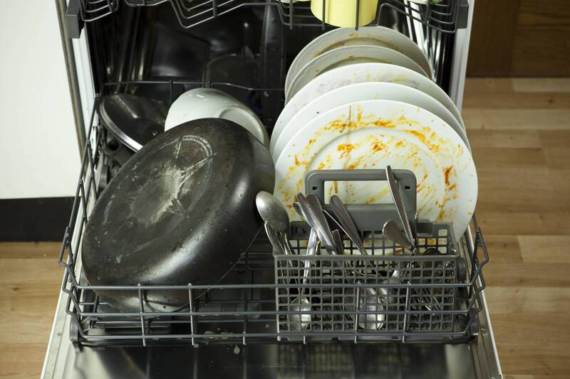 Hướng dẫn chi tiết cách đổ nước bóng vào máy rửa chén