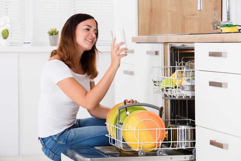 Lấy chén dĩa ra khỏi máy khi rửa xong