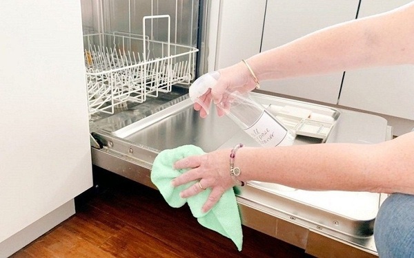 Lồng máy là bộ phận quan trọng cần vệ sinh khi thực hiện vệ sinh máy rửa bát