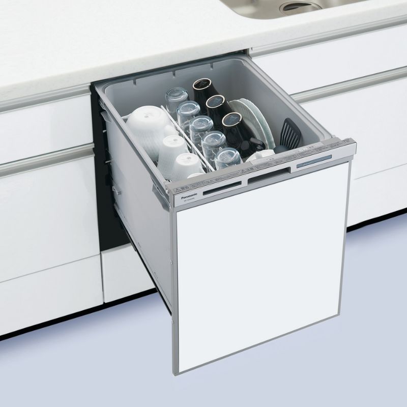 Máy rửa bát âm tủ được thiết kế để lắp đặt chìm hoàn toàn vào trong tủ bếp nhằm tiết kiệm không gian