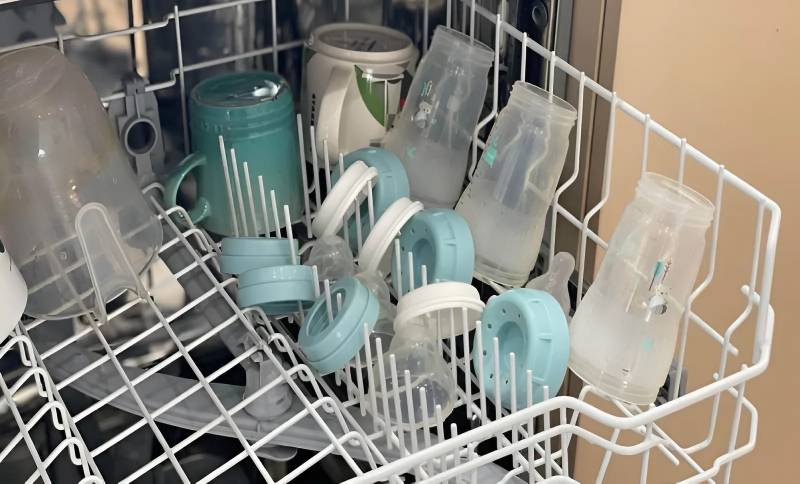 Rửa bình sữa cho bé bằng máy rửa bát liệu có an toàn không?