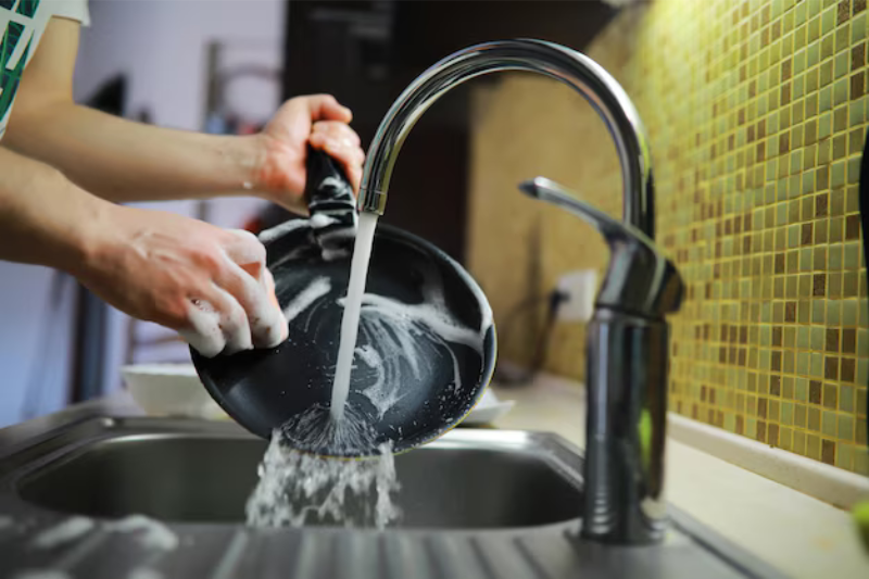 thói quen xấu khi rửa bát bằng tay