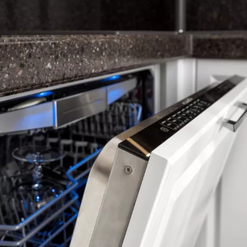 Đèn LED chiếu sáng bên trong giúp bạn dễ dàng quan sát và sắp xếp bát đĩa, ngay cả trong điều kiện ánh sáng yếu.