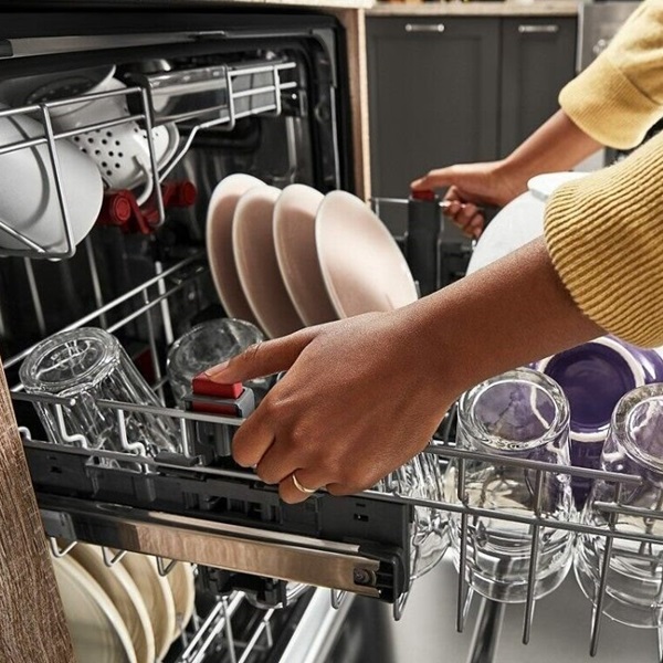 Cảm biến tải xác định khối lượng bát bẩn và điều chỉnh lượng nước phù hợp