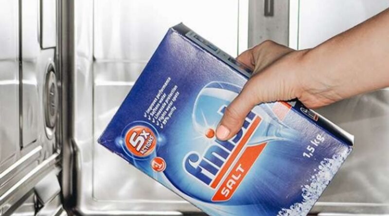 Đổ muối vào phễu đựng cho đến khi đầy