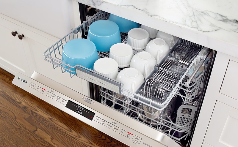 Sắp xếp bát dĩa, dụng cụ theo thứ tự phù hợp vào máy