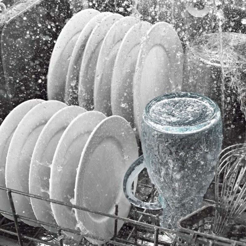 Hệ thống phun nước áp lực cao làm sạch sâu mọi ngóc ngách, loại bỏ các vết bẩn cứng đầu nhất