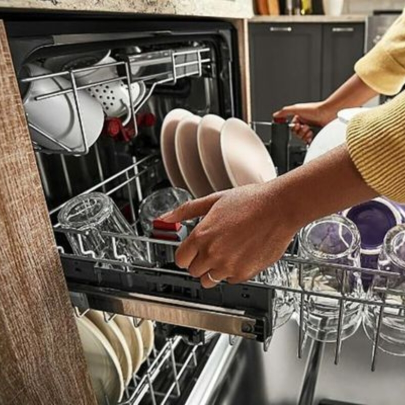 Khay chứa có thể điều chỉnh độ cao linh hoạt, giúp bạn dễ dàng sắp xếp các loại bát đĩa và dụng cụ nhà bếp có kích thước khác nhau