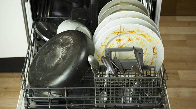 Trước khi cho bát đĩa vào máy rửa bát cần loại bỏ hết thức ăn thừa