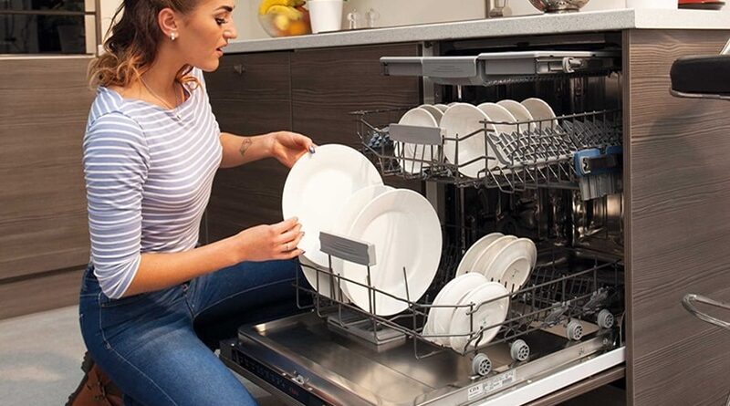 Sắp xếp bát đĩa vào đúng vị trí tương ứng trên máy rửa bát