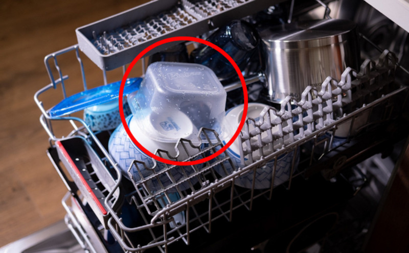 Máy rửa bát có thể rửa được đồ nhựa nhưng bạn cần chọn loại nhựa an toàn khi tiếp xúc với nhiệt độ và áp lực nước cao