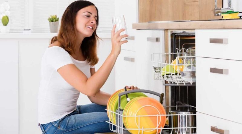 Đọc kỹ hướng dẫn của nhà sản xuất để nắm rõ cách sử dụng nước nóng cho máy rửa bát