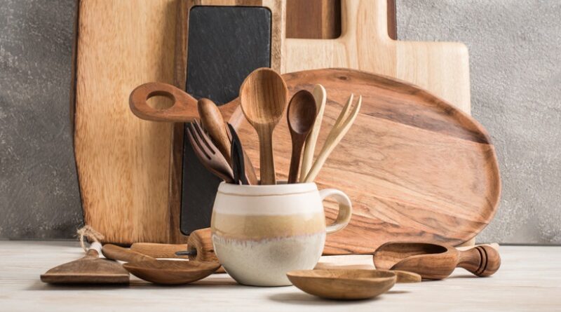 đặt bát đũa bẩn giữa máy rửa bát