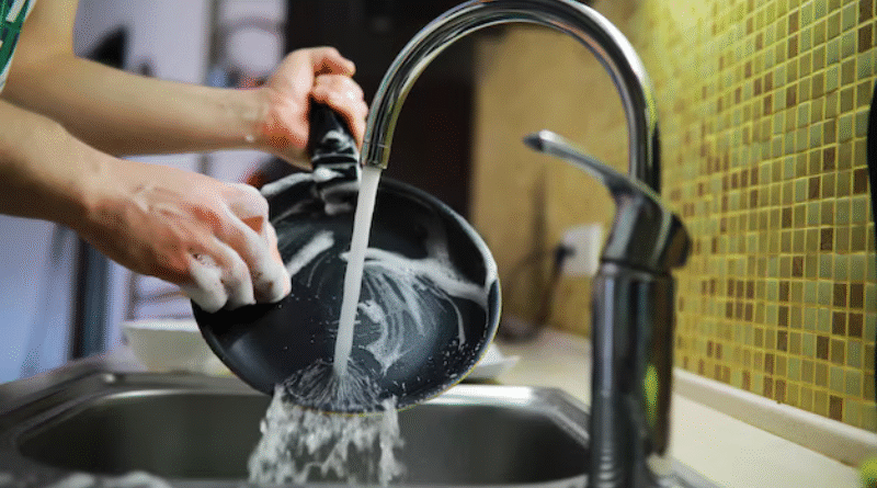 thói quen xấu khi rửa bát bằng tay