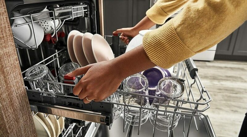 tráng bát đĩa trước khi cho vào máy rửa bát